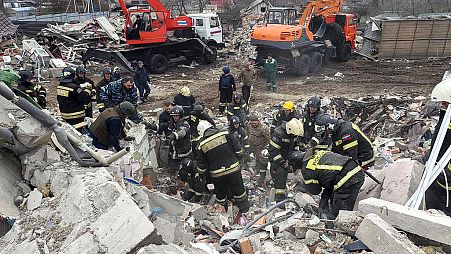 Φωτογραφία που κυκλοφόρησε από το κανάλι τηλεγραφημάτων του κυβερνήτη της περιοχής Μπέλγκοροντ Vyacheslav Gladkov στις 18 Μαρτίου 2024. Υπάλληλοι του υπουργείου εργάζονται στο κατεστραμμένο κτίριο.
