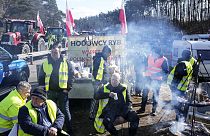 Agricultores acampan con sus tractores para bloquear una carretera cerca de la frontera alemana en Świecko en Slubice, Polonia, martes 19 de marzo de 2024.