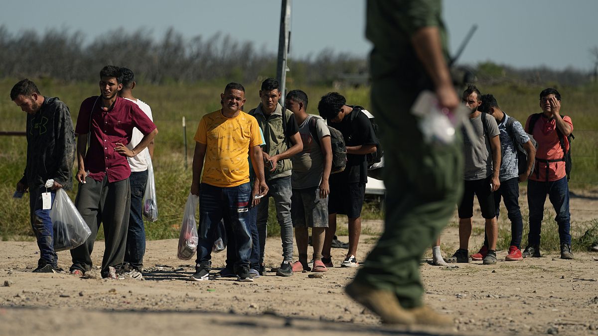 مهاجرون يحاولون عبور حدود تكساس 