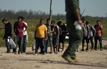 مهاجرون يحاولون عبور حدود تكساس 