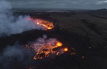 Los respiraderos activos escupen lava en Islandia, el lunes 18 de marzo de 2024, cerca de Grindavik, localidad que se ve al fondo, en la imagen.