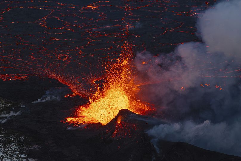 Eine Nahaufnahme eines aktiven Vulkans in Grindavik auf der isländischen Halbinsel Reykjanes, Dienstag, 19. Dezember 2023.