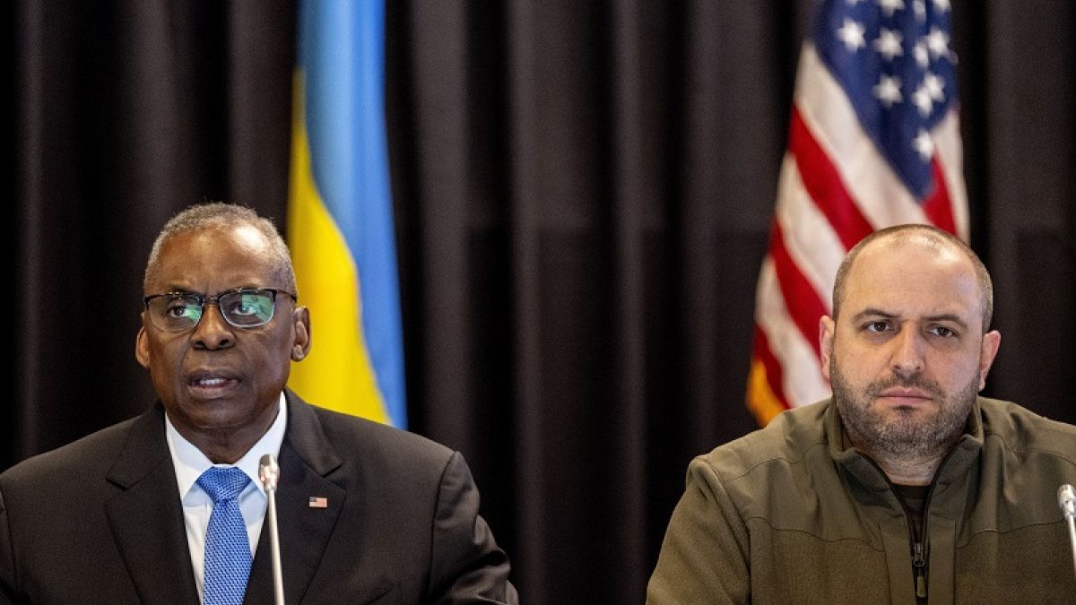 US-Verteidigungsminister Lloyd Austin (l.) und sein ukrainischer Amtskollege Rustem Umjerow