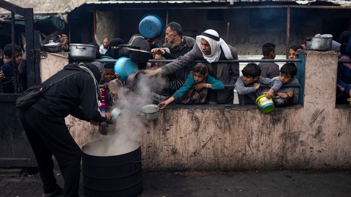 مصطفون للحصول على وجبة مجانية في رفح بقطاع غزة