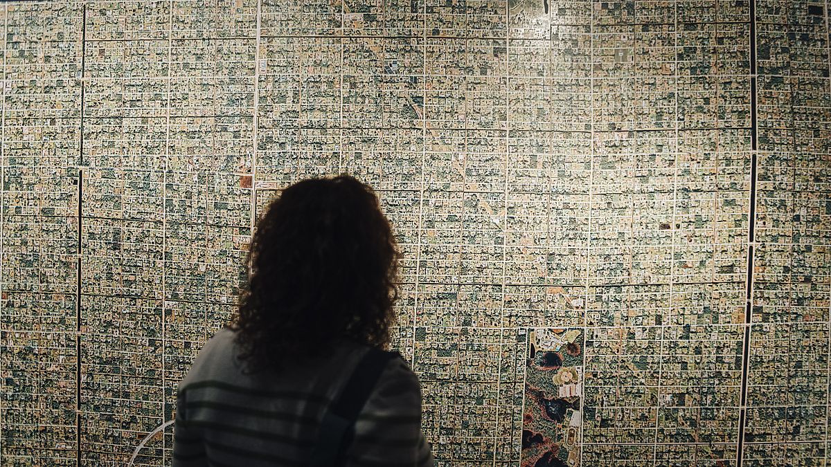 Une exposition à Barcelone examine les promesses et les illusions des banlieues américaines