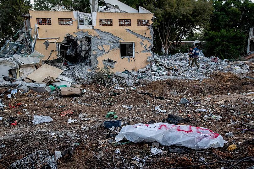 Egy feldúlt lakóház és egy holttest 2023 október 7-én, a Be'eri kibucban