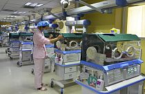 Çin'in Anhui eyaletinin merkezindeki Fuyang'da bir hastanede yeni doğan bebekler için yoğun bakım merkezi