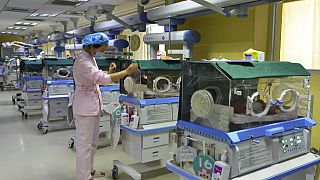 Çin'in Anhui eyaletinin merkezindeki Fuyang'da bir hastanede yeni doğan bebekler için yoğun bakım merkezi