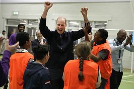 Prens William, son günlerde devam eden dedikodular nedeniyle sık sık medyada görünmeye başladı. Fotoğrafta, attığı basketi gençlerle kutlarken görülüyor.