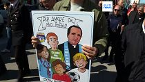Un cartellone commemorativo raffigura don Peppe Diana insieme ai giovani