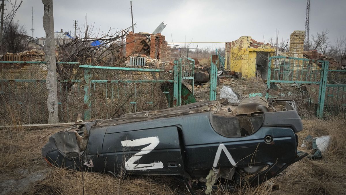 Ein beschädigtes Auto mit dem Symbol der russischen Truppen ist im Dorf Kamenka, Region Charkiw, Ukraine, am Sonntag, 17. März 2024, zu sehen.