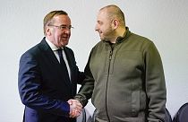 Boris Pistorius, ministro alemão da Defesa (esquerda) encontra-se com o homólogo ucraniano, Rustem Umjerow, na base americana de Ramstein, na Alemanha.