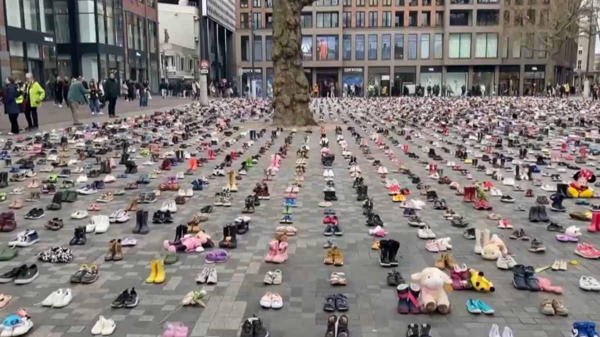 Χιλιάδες παπούτσια έχουν αφήσει οι Ολλανδοί πολίτες 