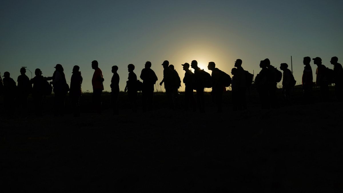 Migranti che hanno attraversato il Rio Grande e sono entrati negli Stati Uniti dal Messico in fila al U.S. Customs and Border Protection, 23 settembre