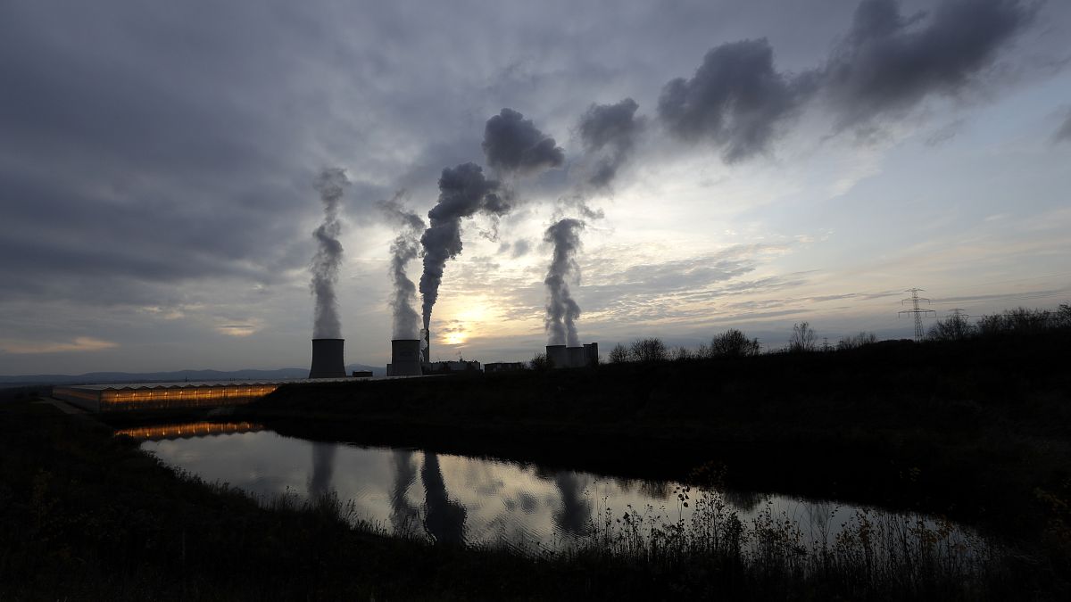 Central elétrica de Turów, situada junto à mina de carvão de lenhite de Turów, perto da cidade de Bogatynia, na Polónia.