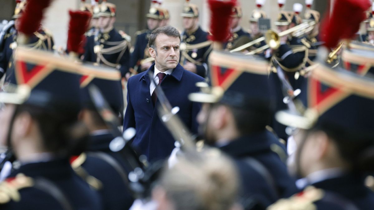 Macron elnök egy katonai szemlén, 2024 február 24. 