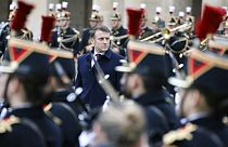 Macron elnök egy katonai szemlén, 2024 február 24. 