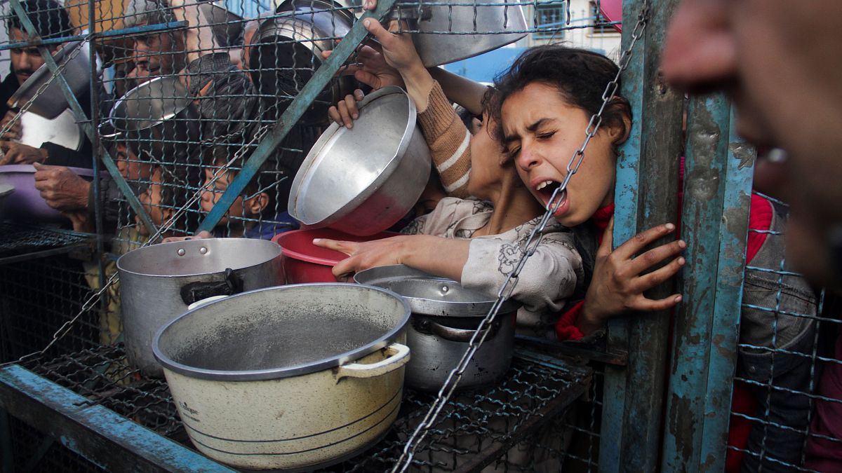 أطفال يتدافعون نحو نقطة توزيع وجبة طعام ساخنة في جباليا شمال غزة