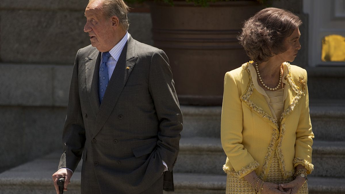 El Rey Juan Carlos, izquierda, y la Reina Sofía, derecha, en el Palacio de la Zarzuela, cerca de Madrid, el 9 de junio de 2014.