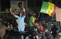 المرشحة الرئاسية أنتا بابكر نجوم تحيي أنصارها خلال حملتها الانتخابية في داكار، السنغال- 11 مارس 2024.