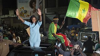 المرشحة الرئاسية أنتا بابكر نجوم تحيي أنصارها خلال حملتها الانتخابية في داكار، السنغال- 11 مارس 2024.