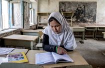 Une fille lit un livre dans sa classe le premier jour de la nouvelle année scolaire à Kaboul.