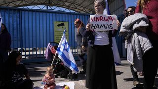 متظاهرون إسرائيليون أمام مكتب الأونروا للدعوة لحل الوكالة والتنديد بنشاطاتها