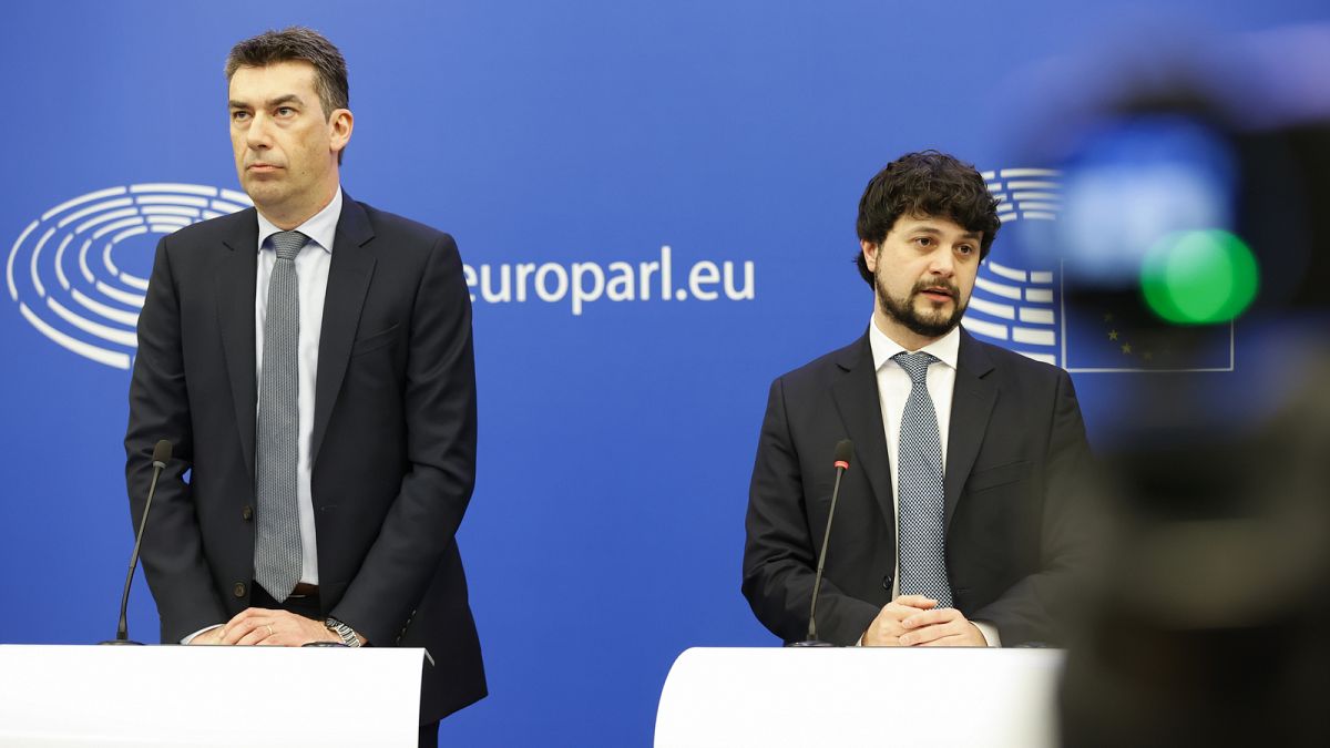 Ο ευρωβουλευτής Dragoș Tudorache, αριστερά, και ο ευρωβουλευτής Brando Benifei, δεξιά