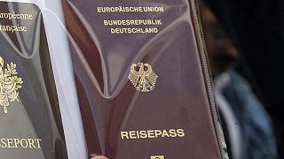 Egy francia és egy német útlevél