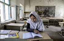 Taliban, altıncı sınıfın üzerindeki kız çocuklarının okula gitmesine izin vermiyor 