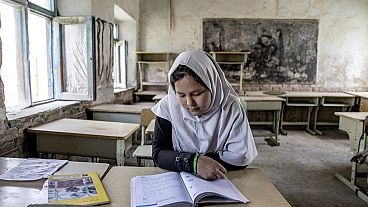 Taliban, altıncı sınıfın üzerindeki kız çocuklarının okula gitmesine izin vermiyor 