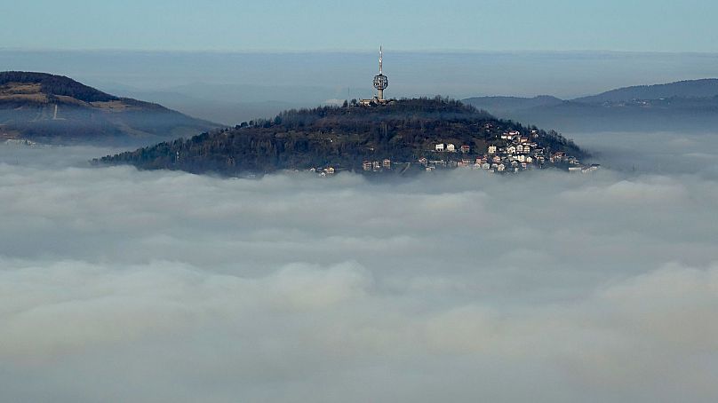 Die bosnische Hauptstadt Sarajevo ist von Nebelschwaden bedeckt, Bosnien, 17. Dezember 2020.