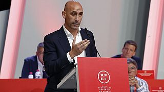 O presidente da Federação Espanhola de Futebol, Luis Rubiales, fala durante uma reunião geral de emergência em Las Rozas, sexta-feira, 25 de agosto de 2023.