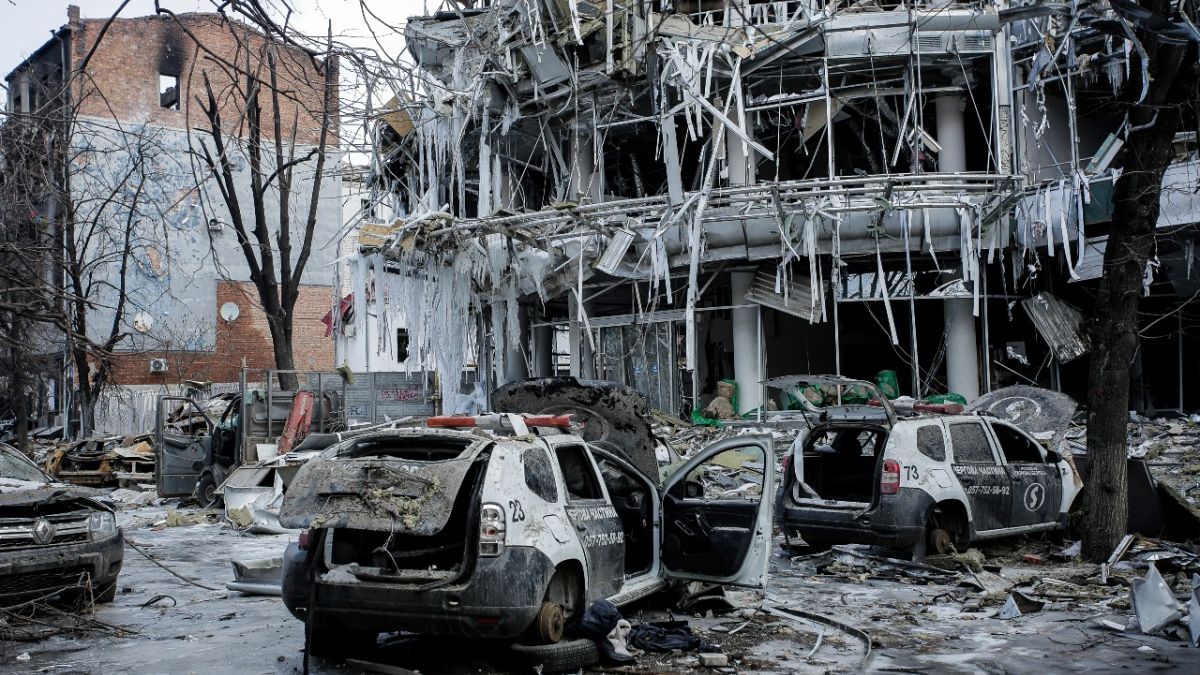 مبنى مدمر بعد قصف روسي على مدينة خاركيف الأوكرانية.