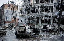 مبنى مدمر بعد قصف روسي على مدينة خاركيف الأوكرانية.