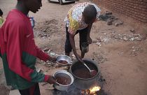  سودانيون يعدون الطعام في أحد أحياء الخرطوم، السودان