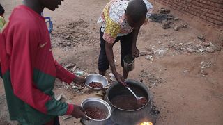  سودانيون يعدون الطعام في أحد أحياء الخرطوم، السودان