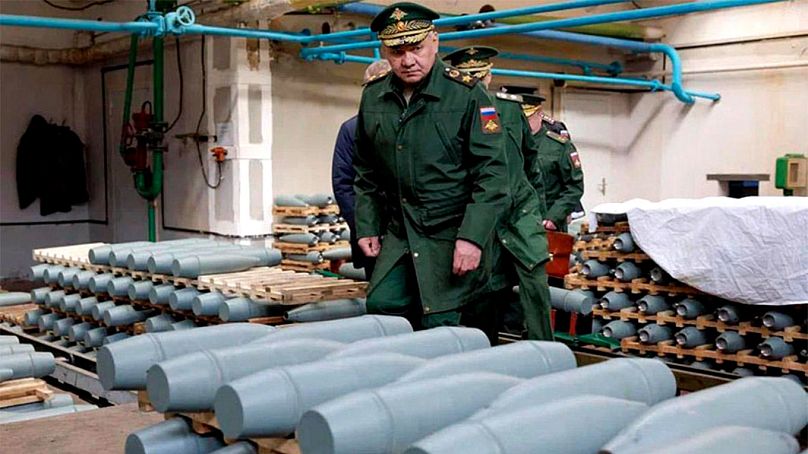 Sojgu miniszter egy tüzérségi lövedékeket gyártó üzemben