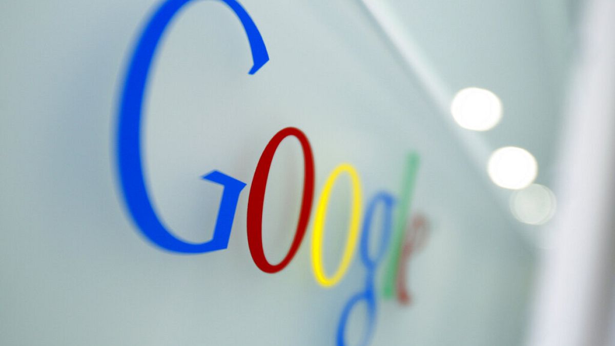 ABD'li teknoloji şirketi Google'ın Brüksel'deki merkez ofisinin girişinde asılı olan firmanın logosu