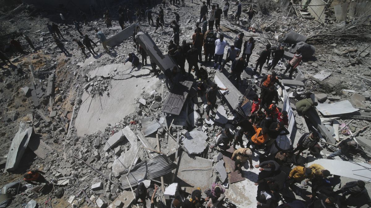 Palästinenser vor einem Wohnhaus, das bei einem israelischen Angriff in Rafah im Gazastreifen zerstört wurde, Dienstag, 20. März 2024.