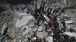 Palästinenser vor einem Wohnhaus, das bei einem israelischen Angriff in Rafah im Gazastreifen zerstört wurde, Dienstag, 20. März 2024.