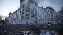 Des pompiers interviennent sur un site touché par les attaques russes à Kyiv, jeudi 21 mars 2024.