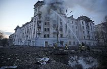 Des pompiers interviennent sur un site touché par les attaques russes à Kyiv, jeudi 21 mars 2024.