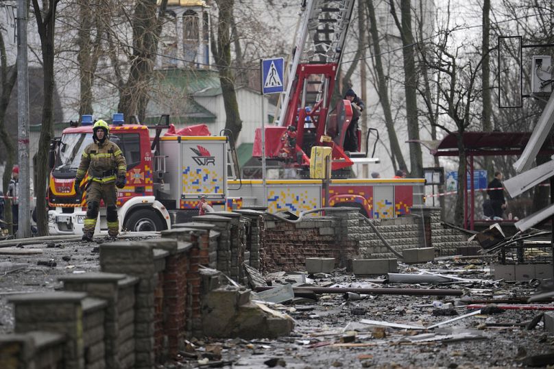 Ukraynalı itfaiye erleri, düşen Rus füzesi parçalarının neden olduğu yangını söndürmek için uğraşı verirken