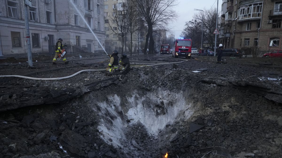 Ukraine under heavy bombardment as Zelenskyy calls for more air defences thumbnail