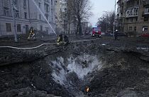Estima-se que haja cinco pessoas presas nos escombros dos edifícios atingidos em Kharkiv