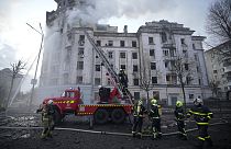  رجال الإطفاء يعملون في الموقع بعد الهجمات الروسية في كييف، أوكرانيا، الخميس 21 مارس 2024. 