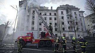  رجال الإطفاء يعملون في الموقع بعد الهجمات الروسية في كييف، أوكرانيا، الخميس 21 مارس 2024. 