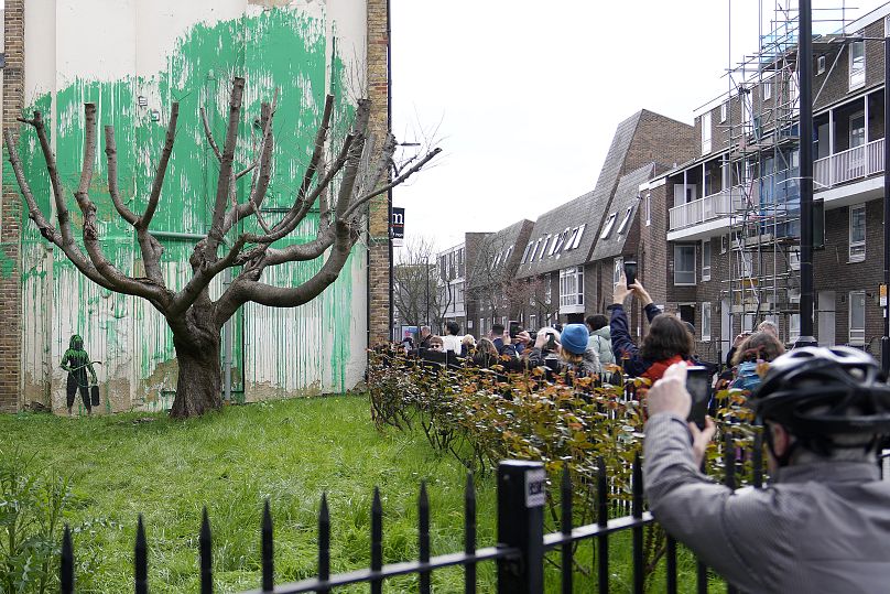 L'ultima opera di Bansky a Londra, comparsa il 18 marzo e vandalizzata con vernice bianca tre giorni dopo