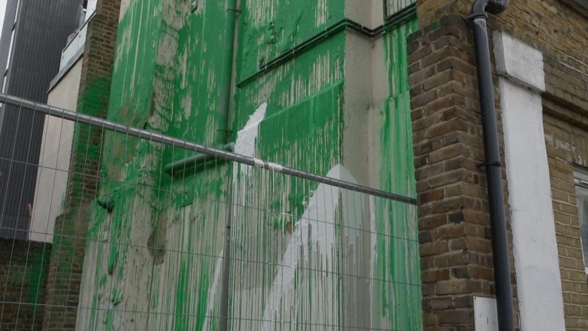 Кадр из видео EBU, закрашенная белой краской фреска Бэнкви в лондонском парге Финсбери, 20 марта 2024 г.